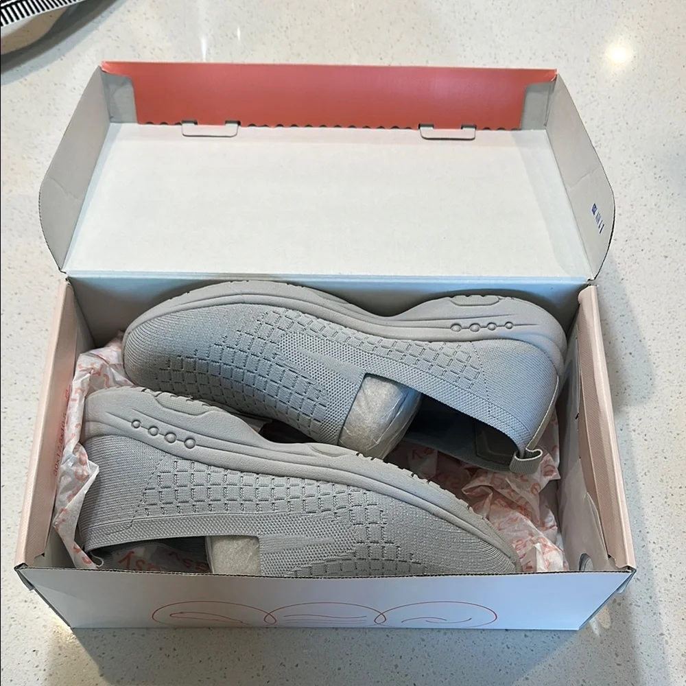 NWT- EASY SPIRIT 7.5 W Gray Slip-On Sneakers .